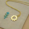 Håndlavet sol-halskæde i 24 karat forgyldt sølv fra Afghanistan. Elegant og kort choker-design med et solinspireret vedhæng. Leveres i en broderet stofpose.