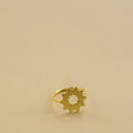 Elegant håndlavet guldring i 24 karat forgyldt sølv med solsymbol. Ringen er inspireret af Aftaab, der betyder sol på farsi, og symboliserer lys, liv og håb. Håndlavet i Afghanistan.