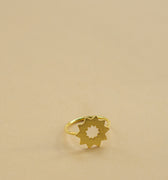 Elegant håndlavet guldring i 24 karat forgyldt sølv med solsymbol. Ringen er inspireret af Aftaab, der betyder sol på farsi, og symboliserer lys, liv og håb. Håndlavet i Afghanistan.