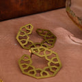Håndlavede geometriske hoop øreringe i 24 karat forgyldt sølv, inspireret af Girih-mønstre fra persisk og islamisk kunst. Elegant detaljeret design, fanget i varmt lys.