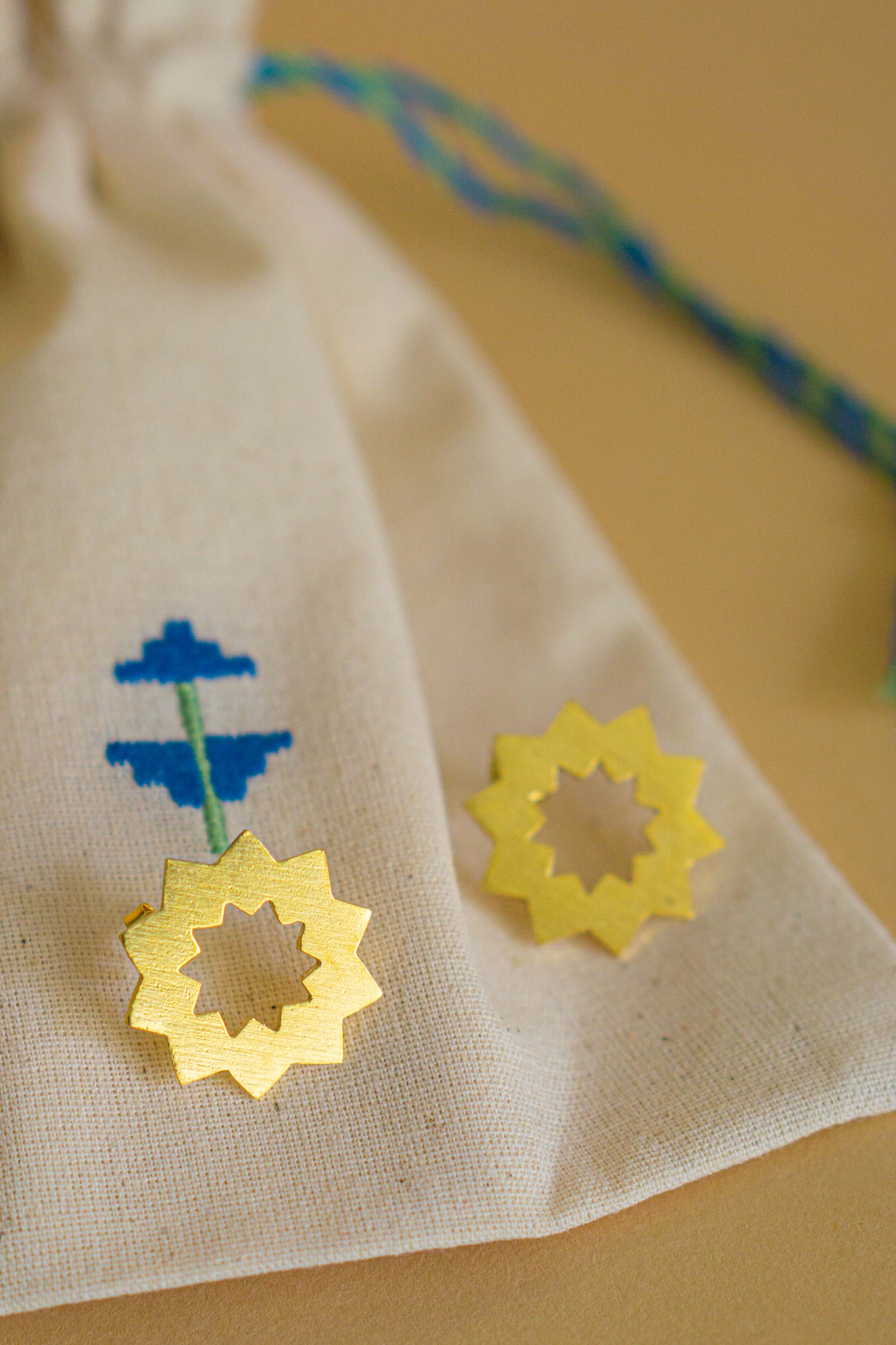 Sol ørestikker i guld