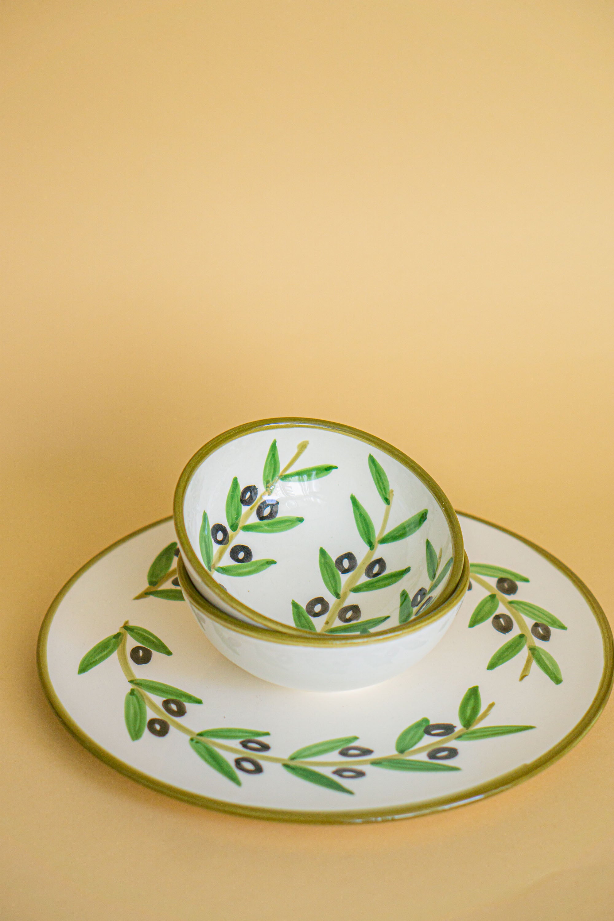 Dyb skål med håndmalet olivenmotiver