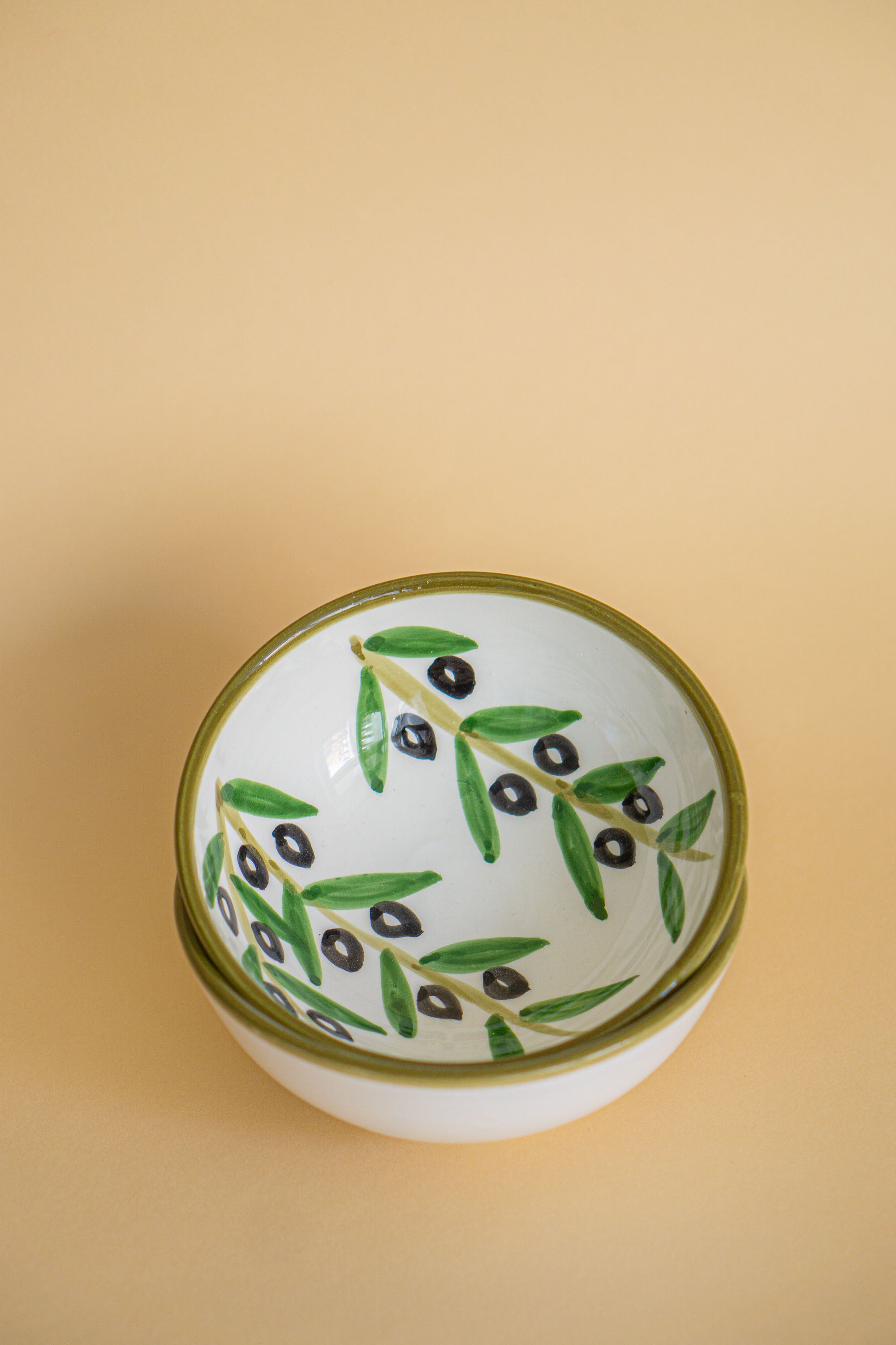 Dyb skål med håndmalet olivenmotiver