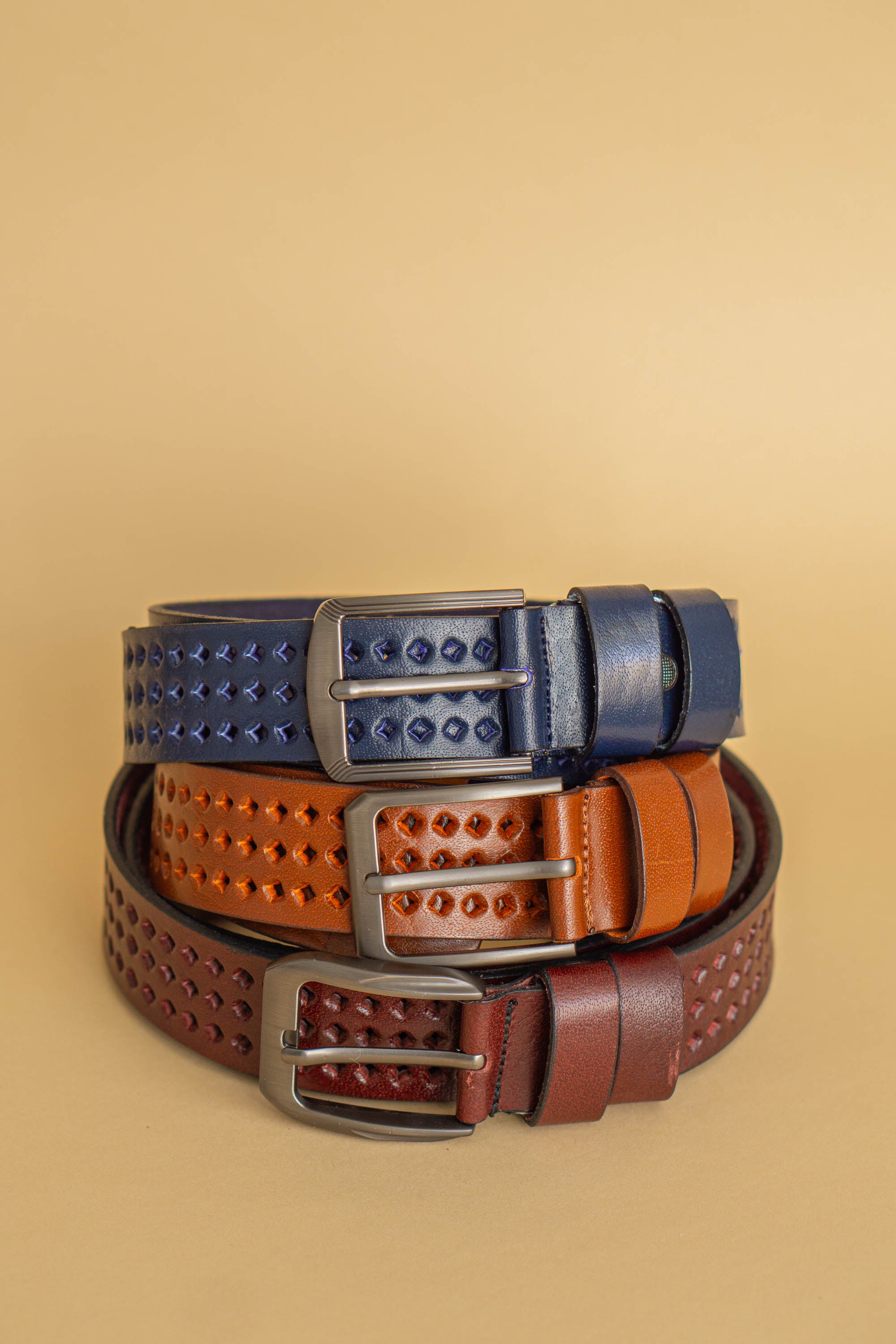 Læderbælter i flere farver