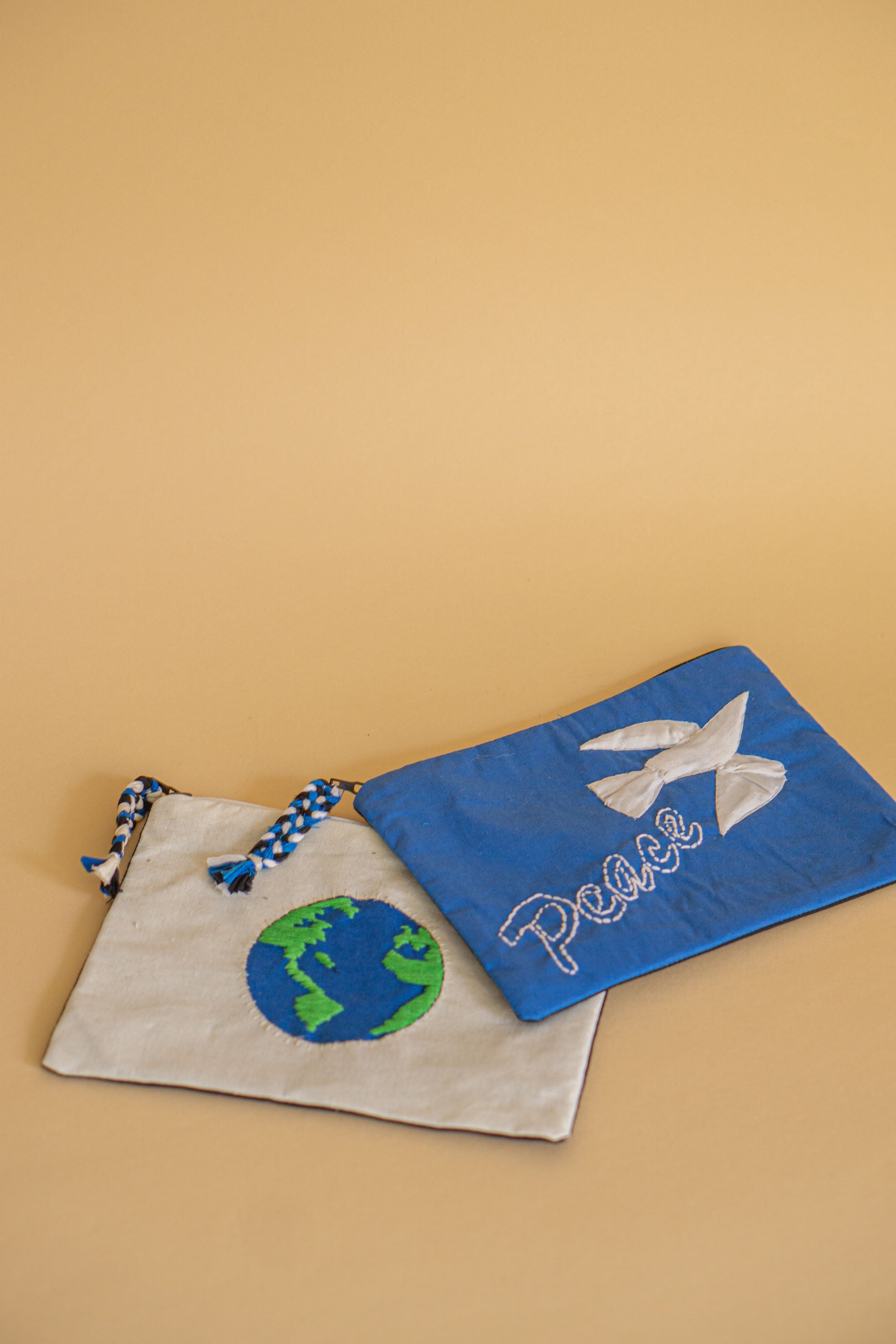 Broderet clutch med fredssymboler