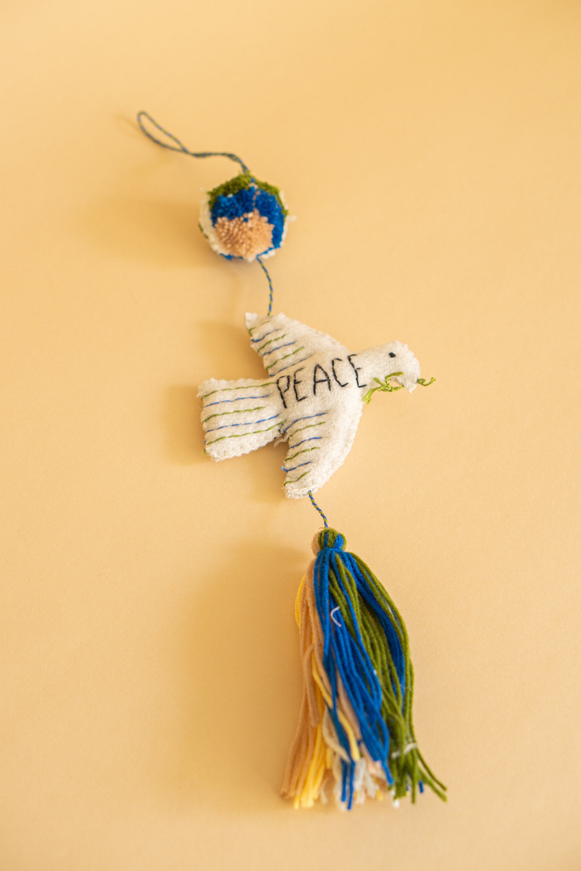 Freds-uro med håndbroderet 'Peace'