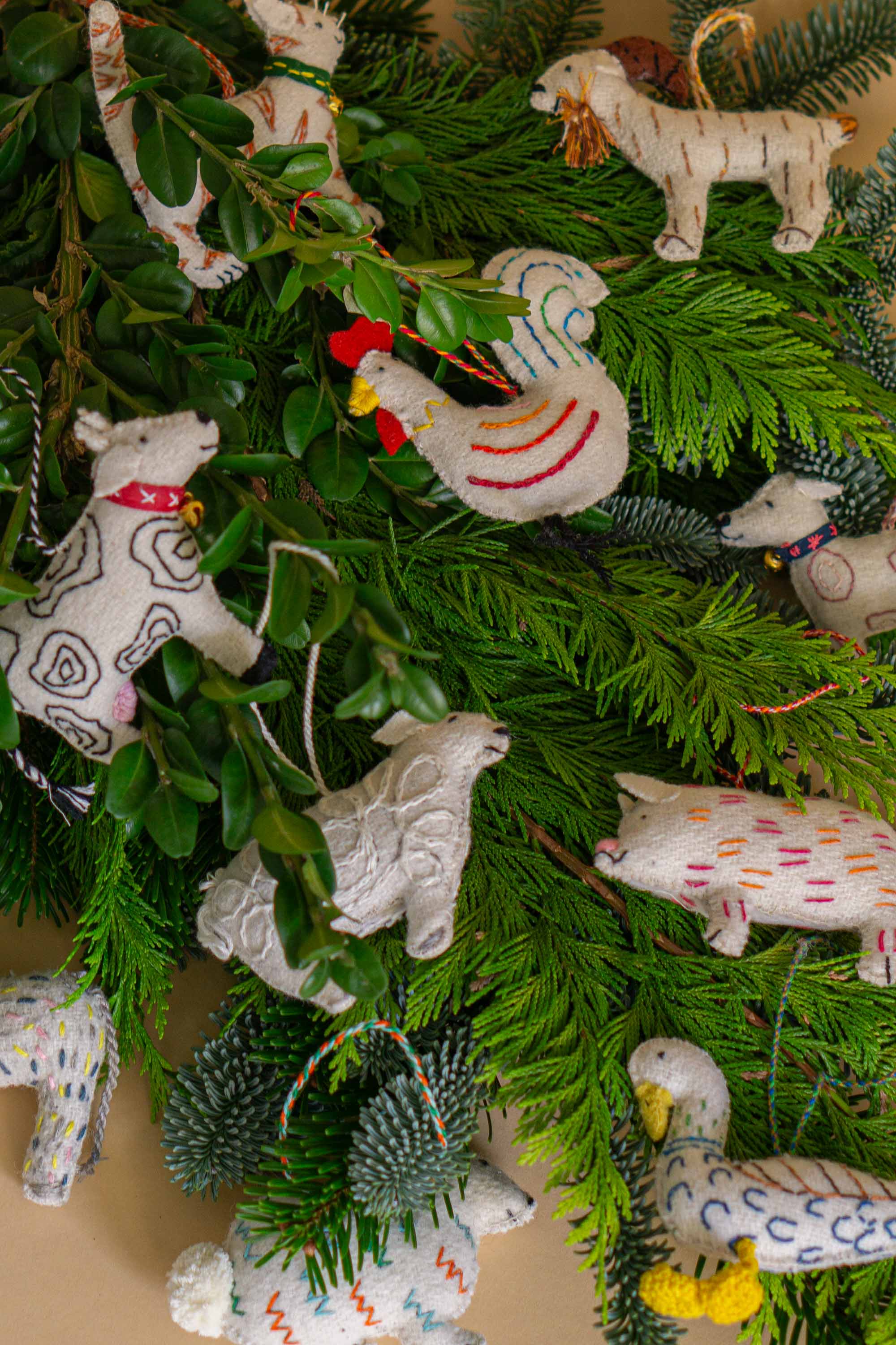 Håndbroderet julepynt med alverdens søde dyr