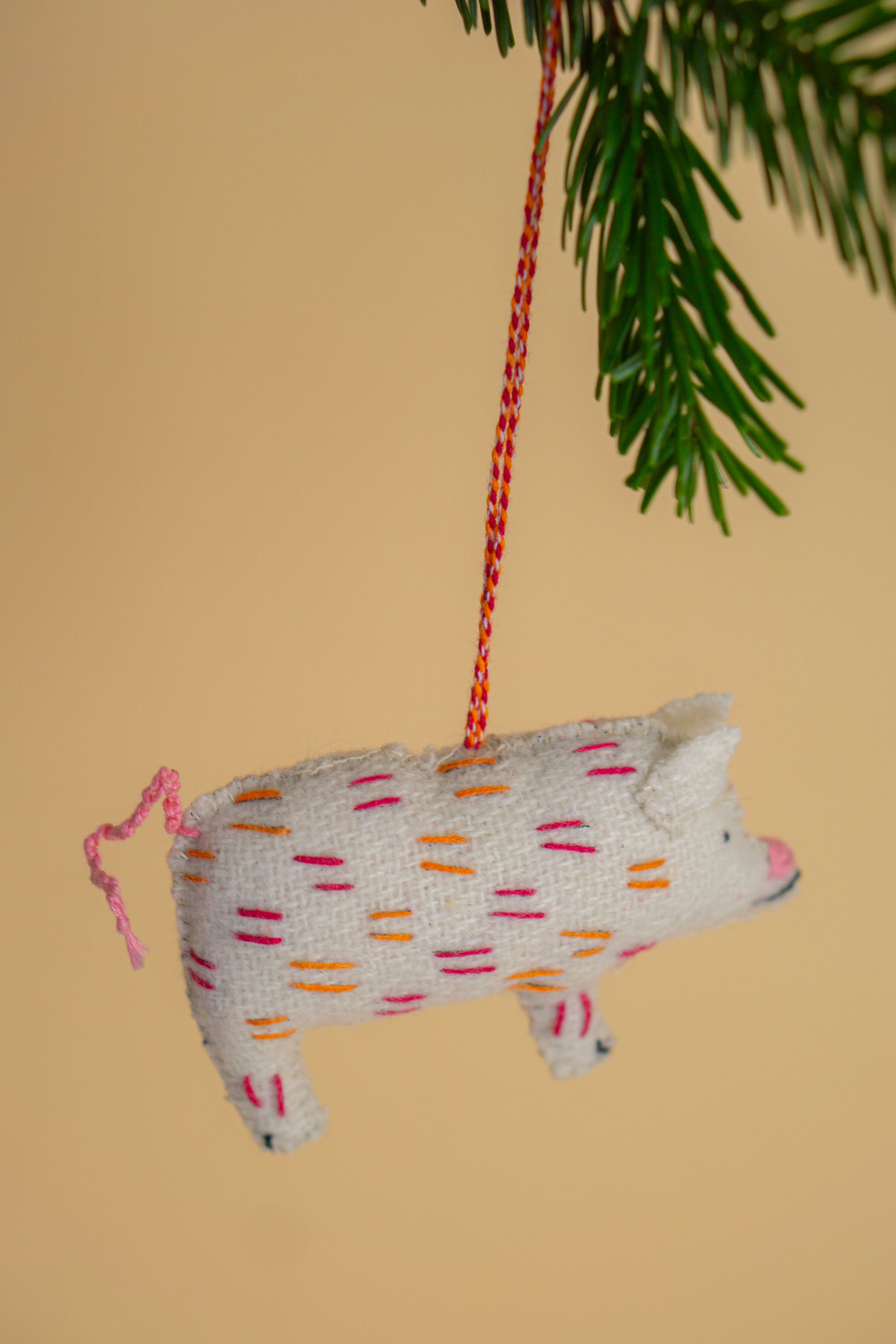 Håndbroderet julepynt med alverdens søde dyr