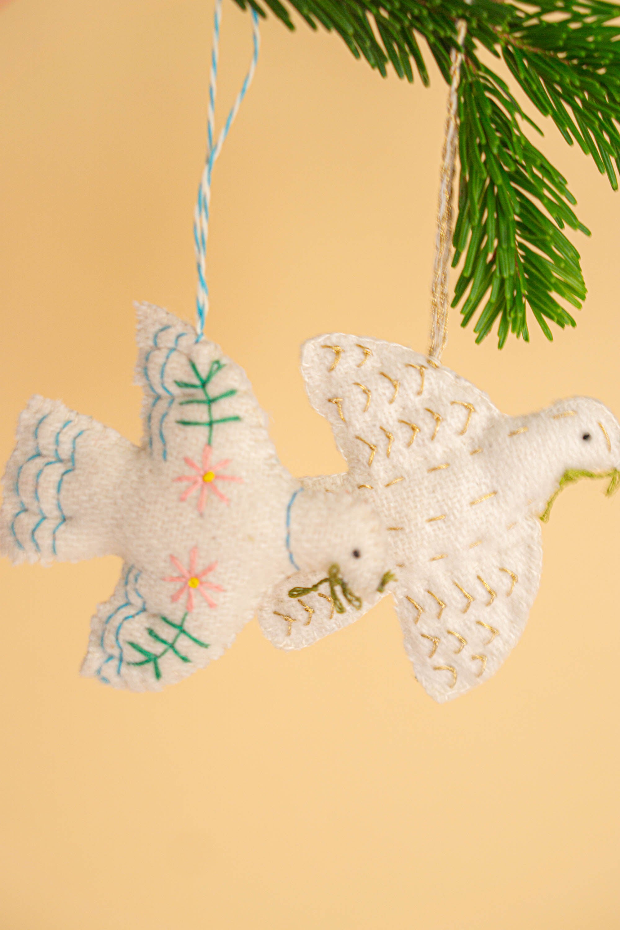 Fredsduer - håndbroderet julepynt