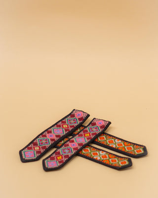 Håndbroderet bogmærke fra kvindekollektivet i Shatila, Beirut, tilgængeligt i pink og orange. Skabt med kærlighed og omtanke af Jouhania, der beskriver broderi som "at sy sit liv sammen tråd for tråd"