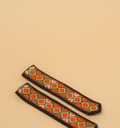 To håndbroderede bogmærker i orange og grønne detaljer. Skabt med omhu og traditionelt håndværk for en unik læseoplevelse.