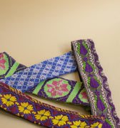 Håndlavede hårbånd i forskellige farver og mønstre, herunder et brun-gult design med blomster. Fremstillet med unikke detaljer, der tilføjer farve og stil til enhver garderobe.