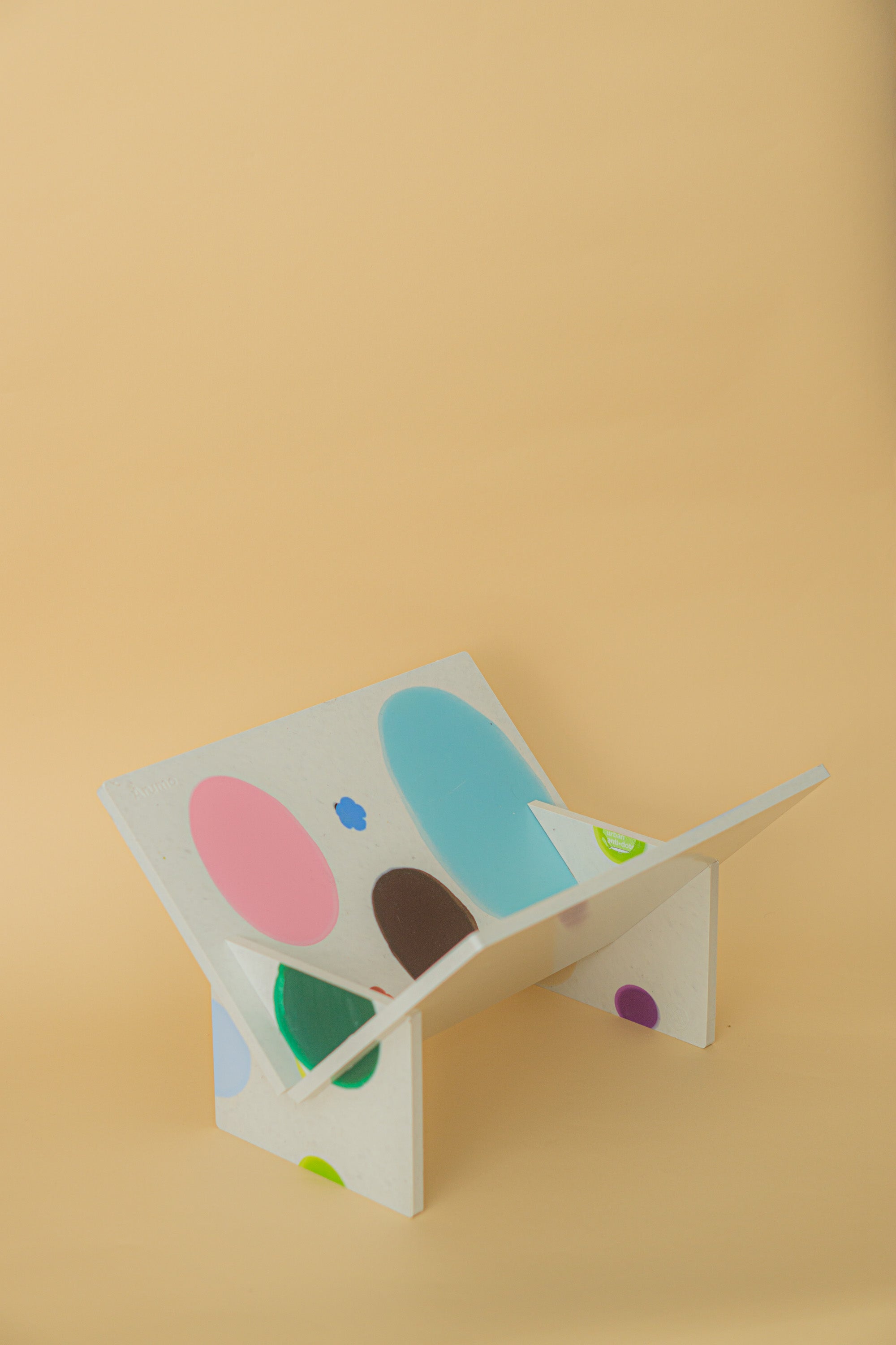 Håndlavet bogholder skabt af Sasha i Anumo Plastic Studio, Kyiv. Lavet af genanvendt plastik med fokus på bæredygtighed og affaldsfri produktion. Et funktionelt og dekorativt produkt, der kombinerer smukt design med en opfordring til handling for vores planet.element til hjemmet.