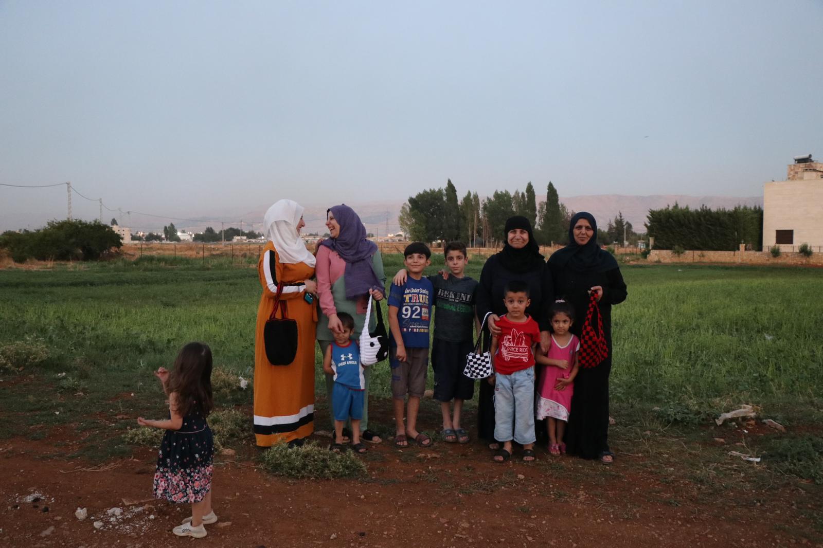 Familier fra kvindekollektivet i Bekaa-dalen, Libanon. Et fællesskab, hvor kvinder skaber håndlavede produkter, der giver indkomst og håb til deres familier.