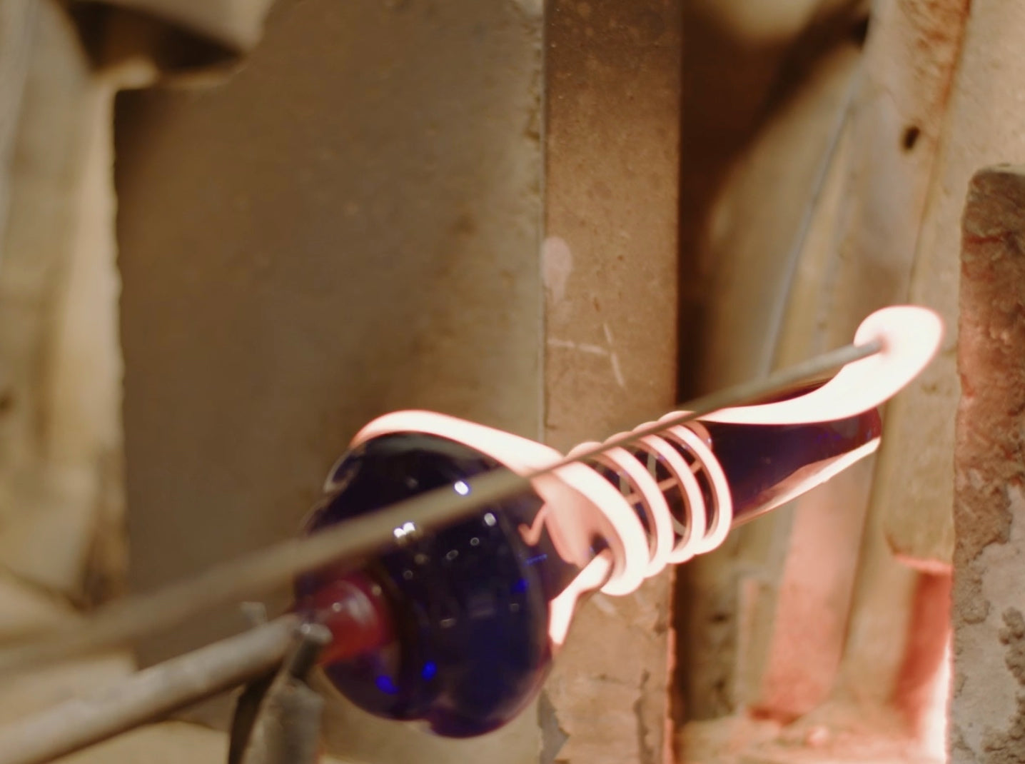 Mouth-blown glass vase